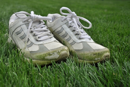 how to clean grass stain off shoes